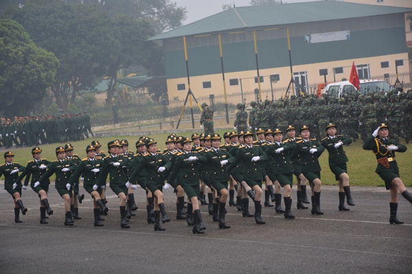 Đội hình nữ quân nhân Quân khu 1 trong Lễ ra quân huấn luyện năm 2017.